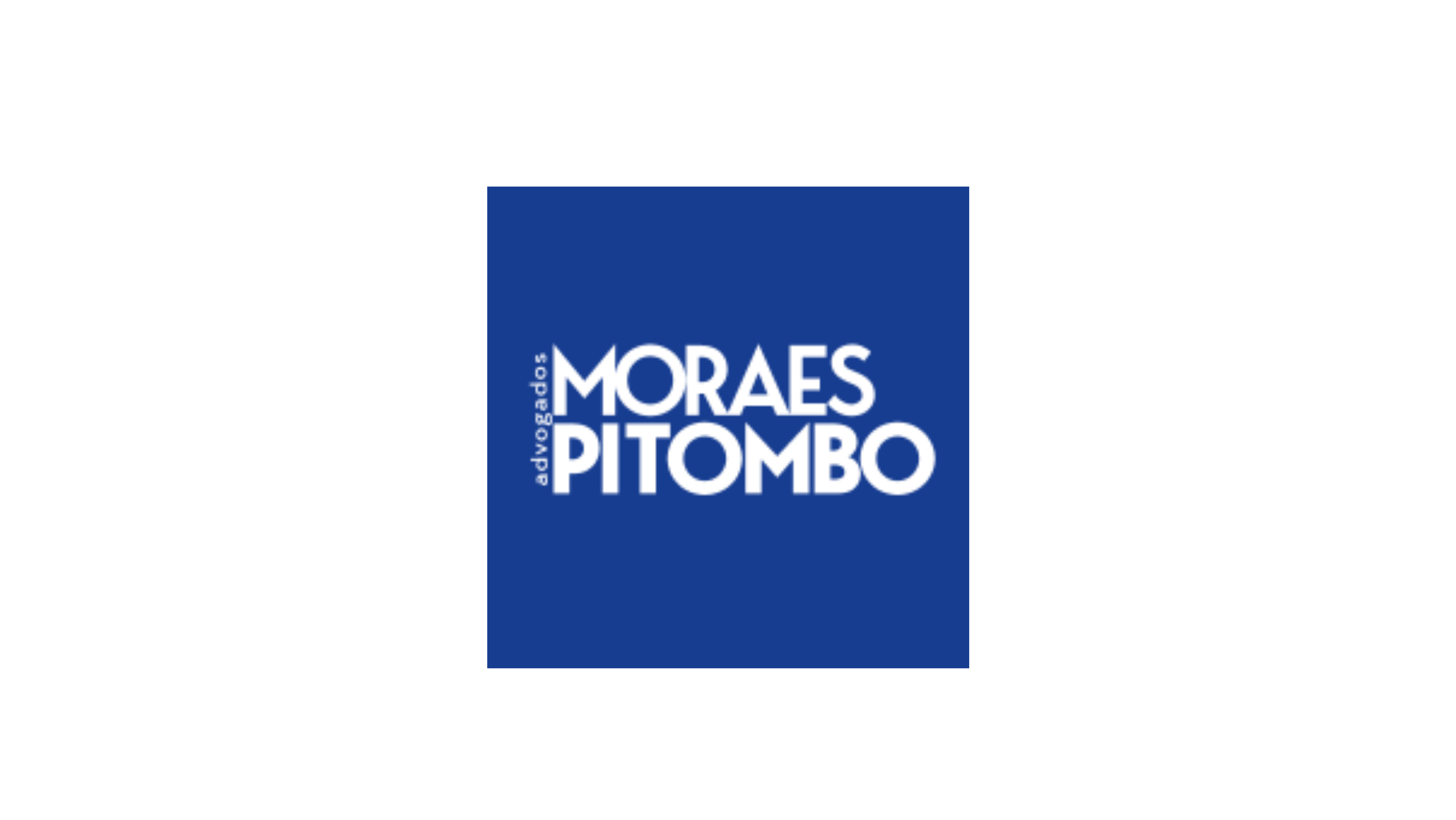 logo moraes pitombo Logotipo da empresa “Moraes Pitombo Advogados”. Trata-se de um logo na forma de um quadrado na cor azul, com as palavras “Moraes Pitombo Advogados” escritas dentro desse quadrado.