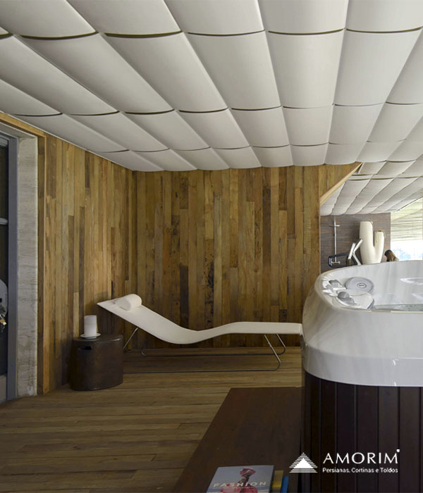 Cortina Allure instalada no teto — linha Amorim