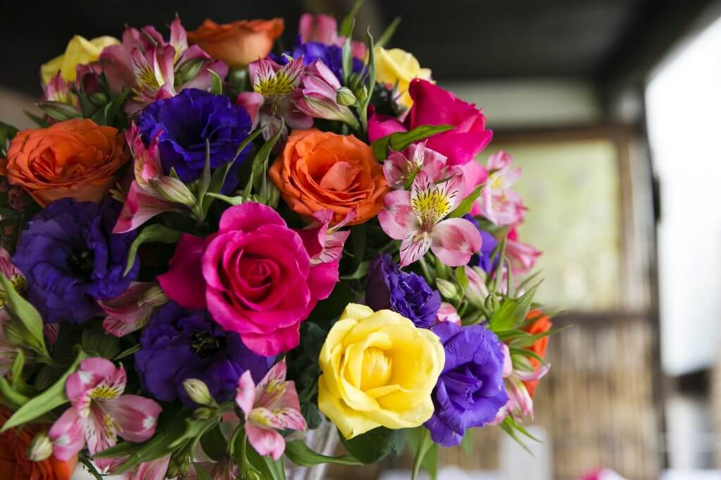 Arranjos decorativos com flores naturais para festas - Festejare Decorações
