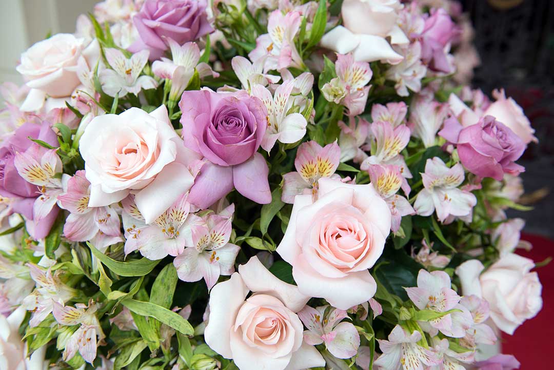 Arranjos decorativos com flores naturais - Festejare Decorações