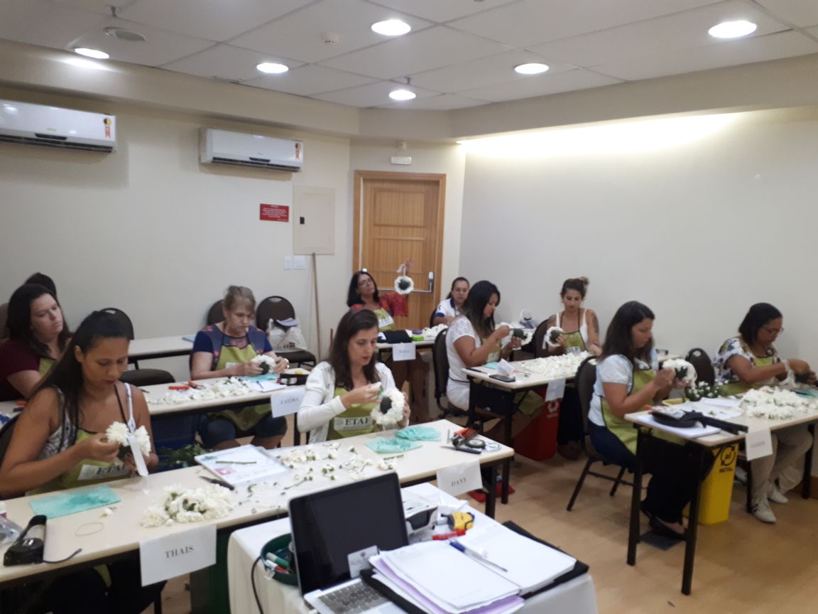 Alunas do curso técnico profissionalizante em arte floral aprendem a fazer bola de flores