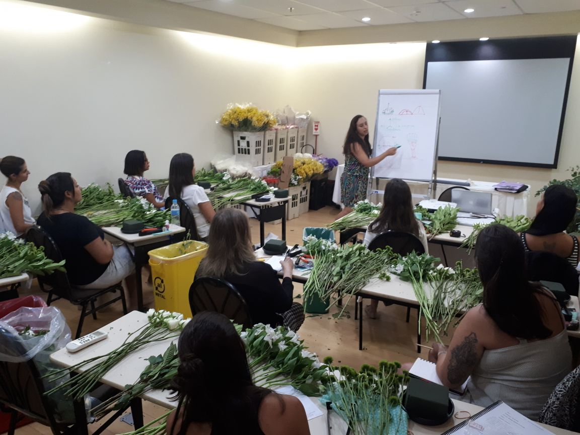 Aula teórica sobre arte floral para o curso técnico profissionalizante da ETAF