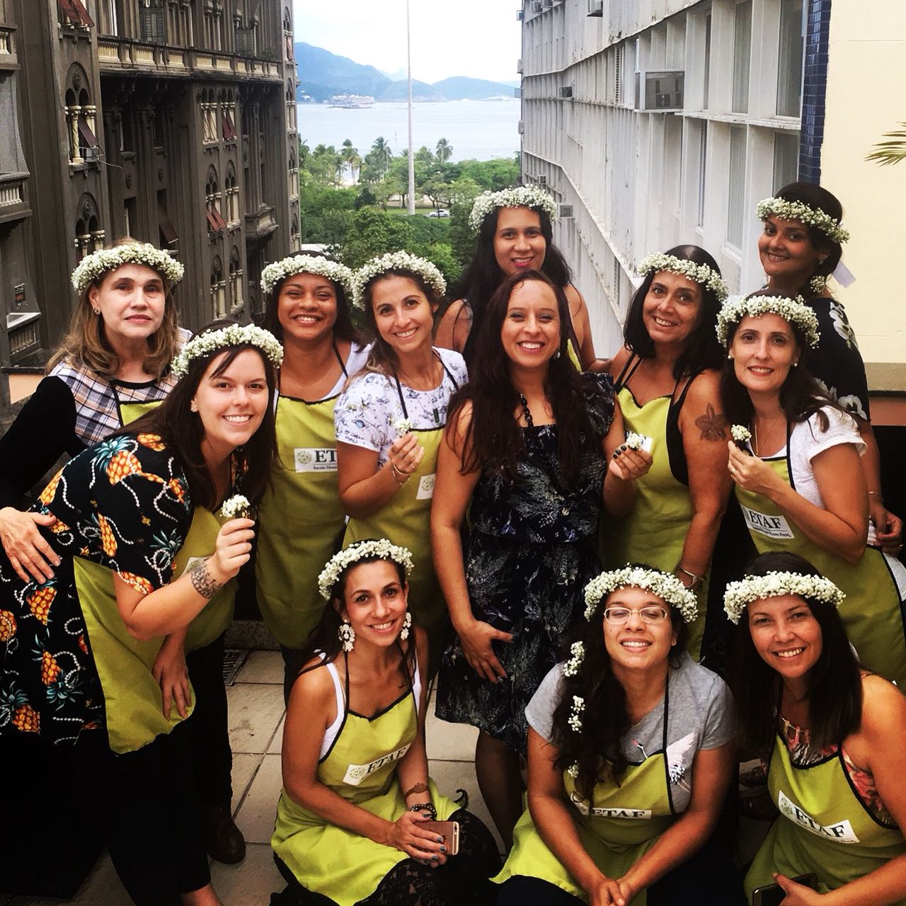 Alunas do Curso Técnico Profissionalizante em Arte Floral para Decoradores de Eventos com tiara de mosquitinhos confeccionada durante as aulas no Rio