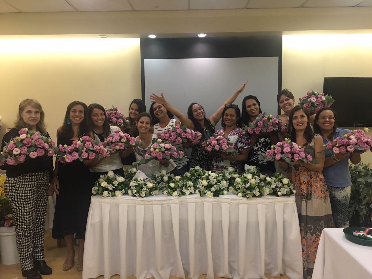 Turma do Rio com trabalhos florais e a professora Val du Arte