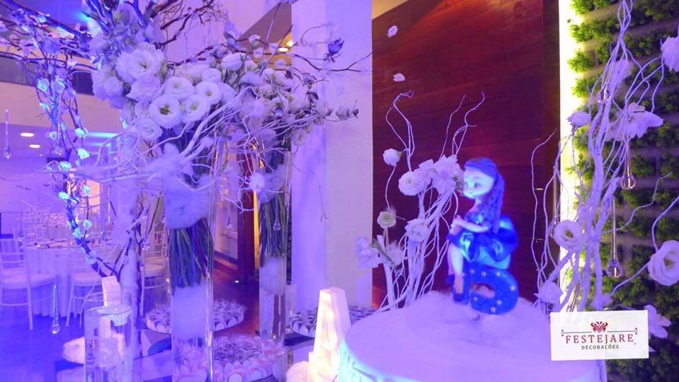 Detalhes da decoração com o tema Reino Gelado para festa de 15 anos Detalhes da decoração com o tema Reino Gelado para festa de 15 anos