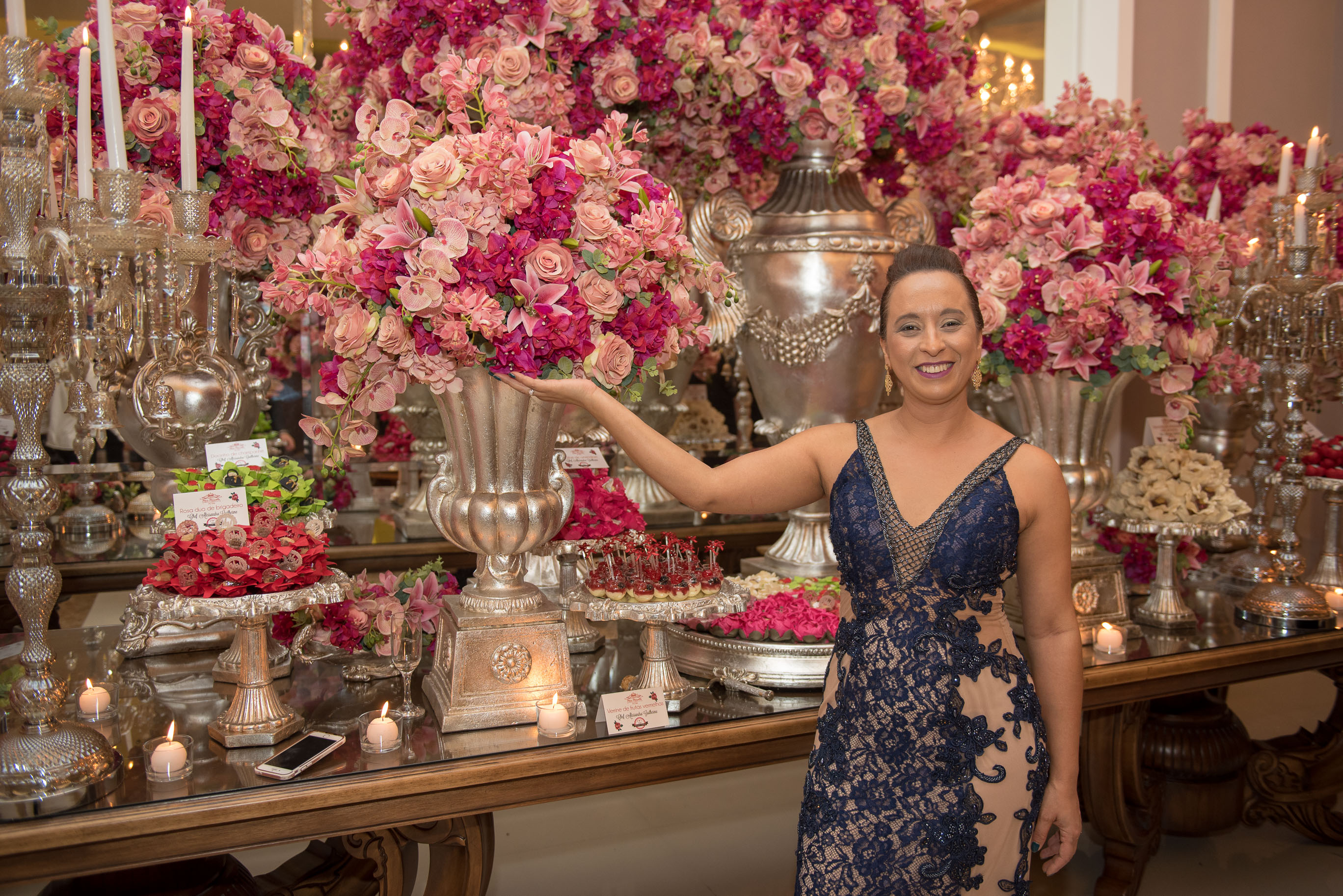 Val du Arte no aniversário de 50 anos da cantora Mara Maravilha em frente aos arranjos florais da mesa de bolo da Mansão Adélia Prado Val du Arte no aniversário de 50 anos da cantora Mara Maravilha em frente aos arranjos florais da mesa de bolo da Mansão Adélia Prado