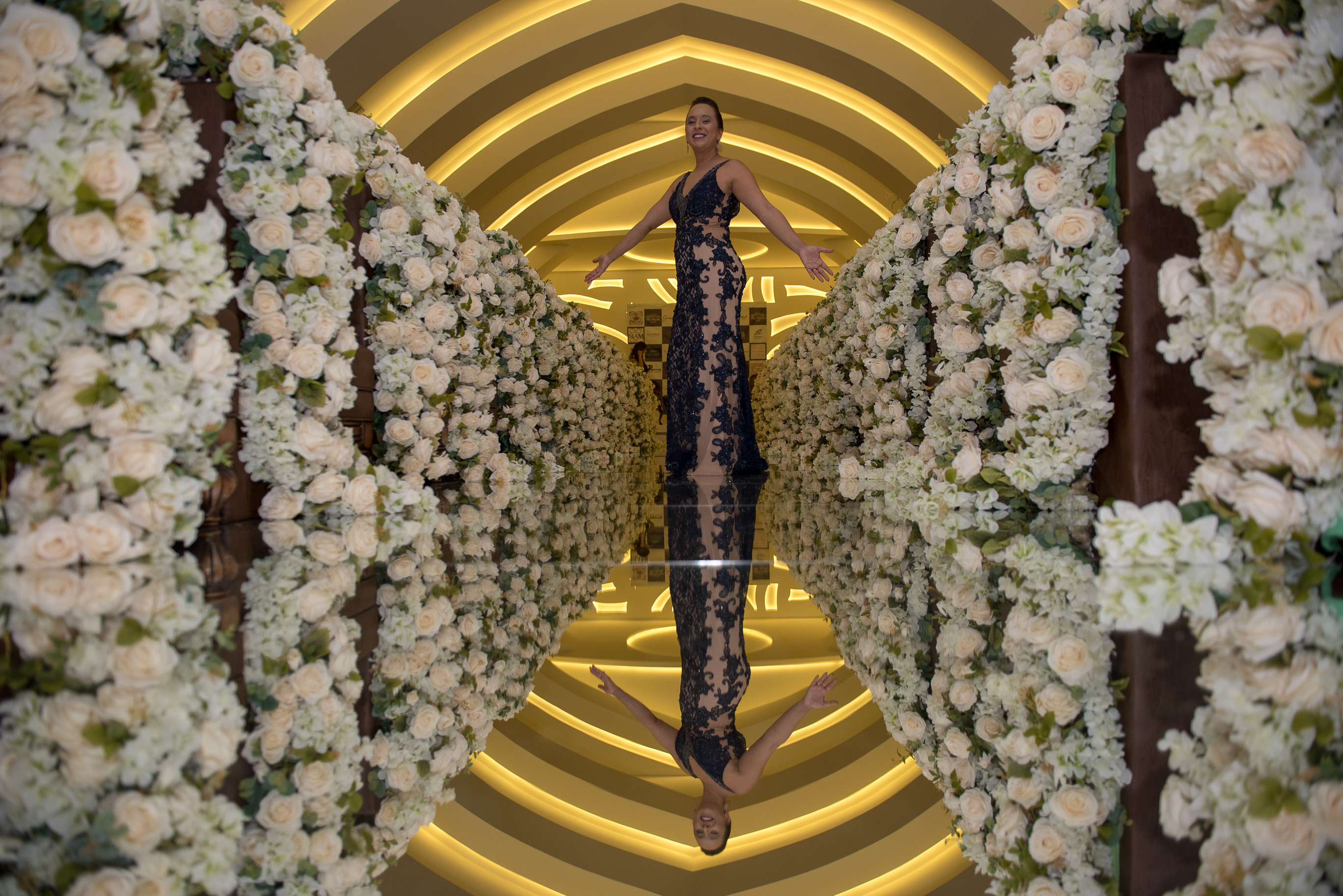 Val du Arte em seu corredor de flores brancas, na Mansão Adélia Prado, para o aniversário de 50 anos da cantora Mara Maravilha Val du Arte em seu corredor de flores brancas, na Mansão Adélia Prado, para o aniversário de 50 anos da cantora Mara Maravilha