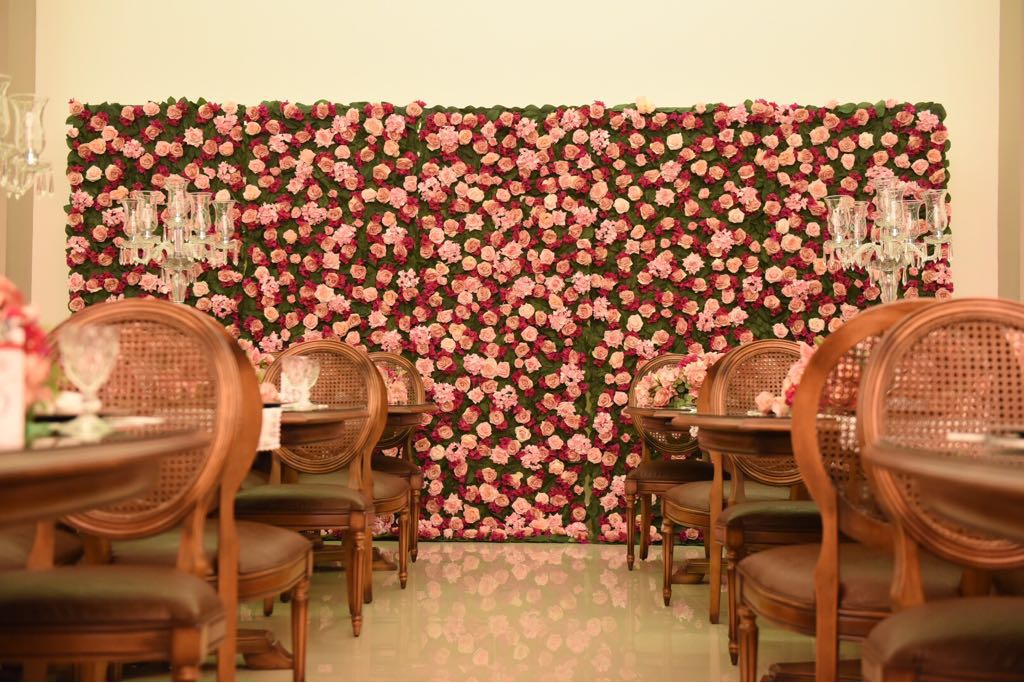 Mural de flores montado exclusivamente para o aniversário de 50 anos da Mara Maravilha na Mansão Adélia Prado Mural de flores montado exclusivamente para o aniversário de 50 anos da Mara Maravilha na Mansão Adélia Prado